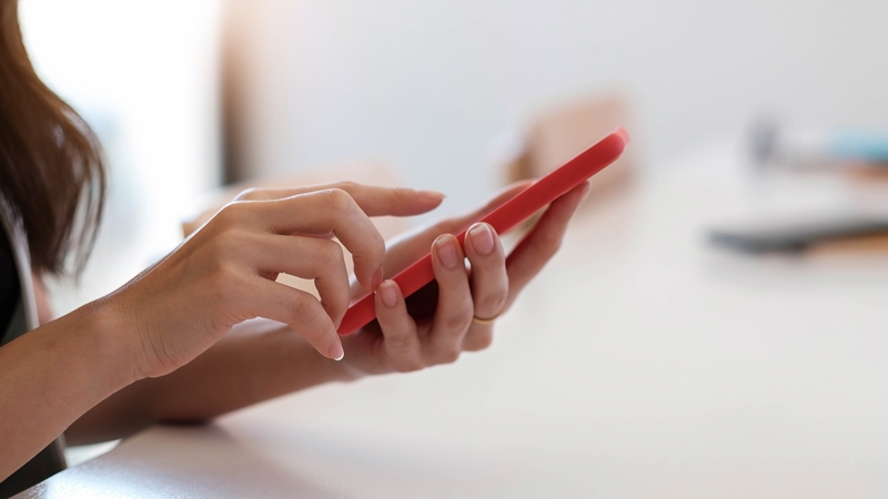 携帯　スマホ　操作　女性